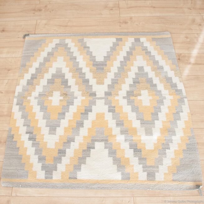 Tapis Navajo Carré Gris Jaune Années 1950 – Image 2