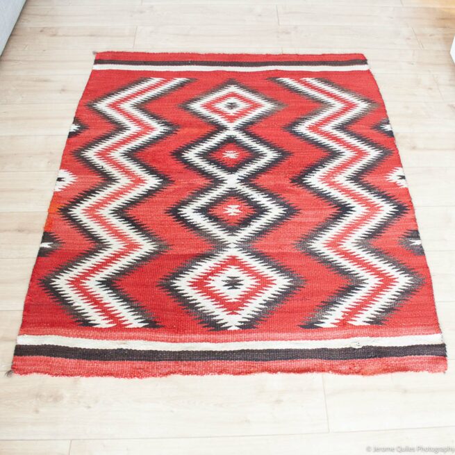 Tapis Navajo Rouge Antique Tissé-Main Années 1890 – Image 4
