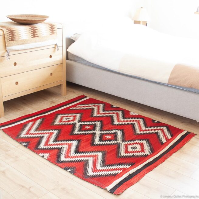 Tapis Navajo Rouge Antique Tissé-Main Années 1890 – Image 3