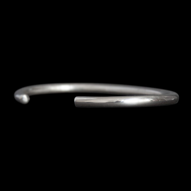 Minimalist Silver Navajo Bracelet – Image 3