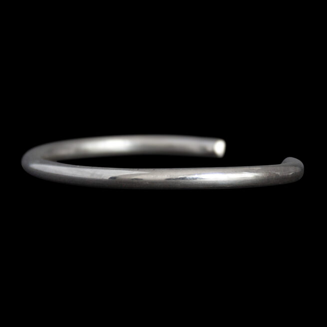 Minimalist Silver Navajo Bracelet – Image 4