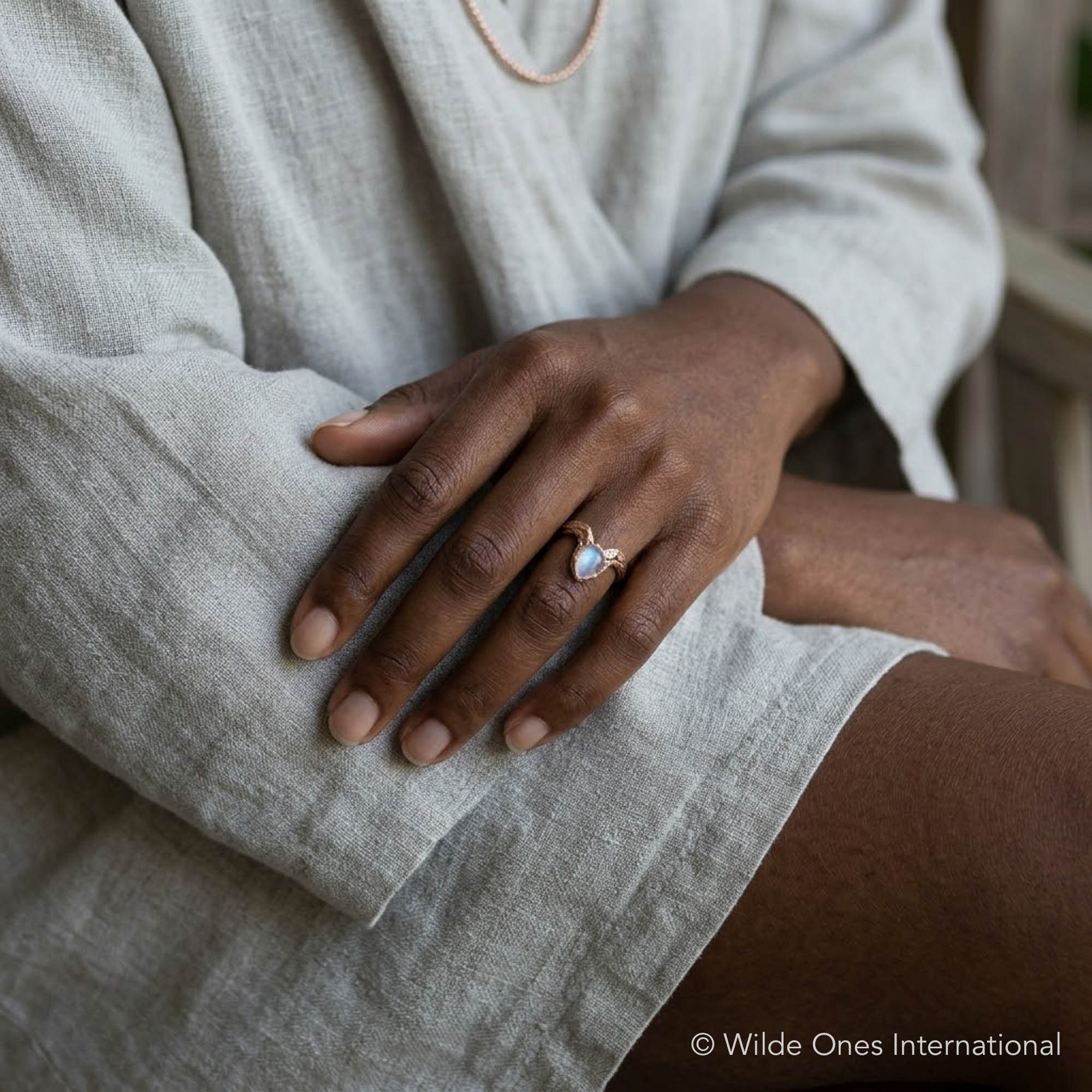 9K Gold Moonstone Ring - Image 8